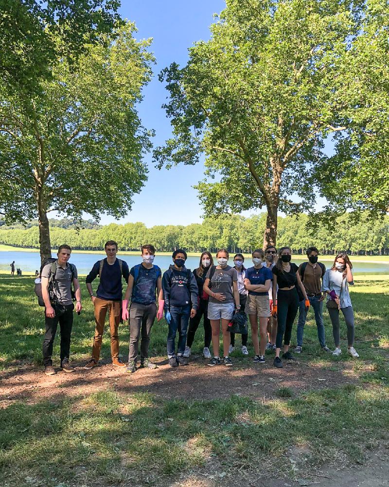 Une partie du groupe présent le 30 mai pour nettoyer la Pièce d’eau des Suisses.